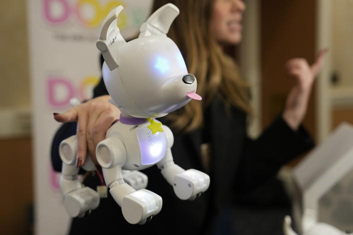 Una expositora sostiene el perro robot Dog-E durnate la feria tecnológica CES, el miércoles 4 de enero de 2023, en Las Vegas. (Foto AP/John Locher)
