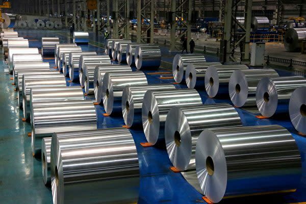全球鋁供應短缺，嚴重影響包括食品罐頭、汽車製造與建築等多項產業。（網路截圖）