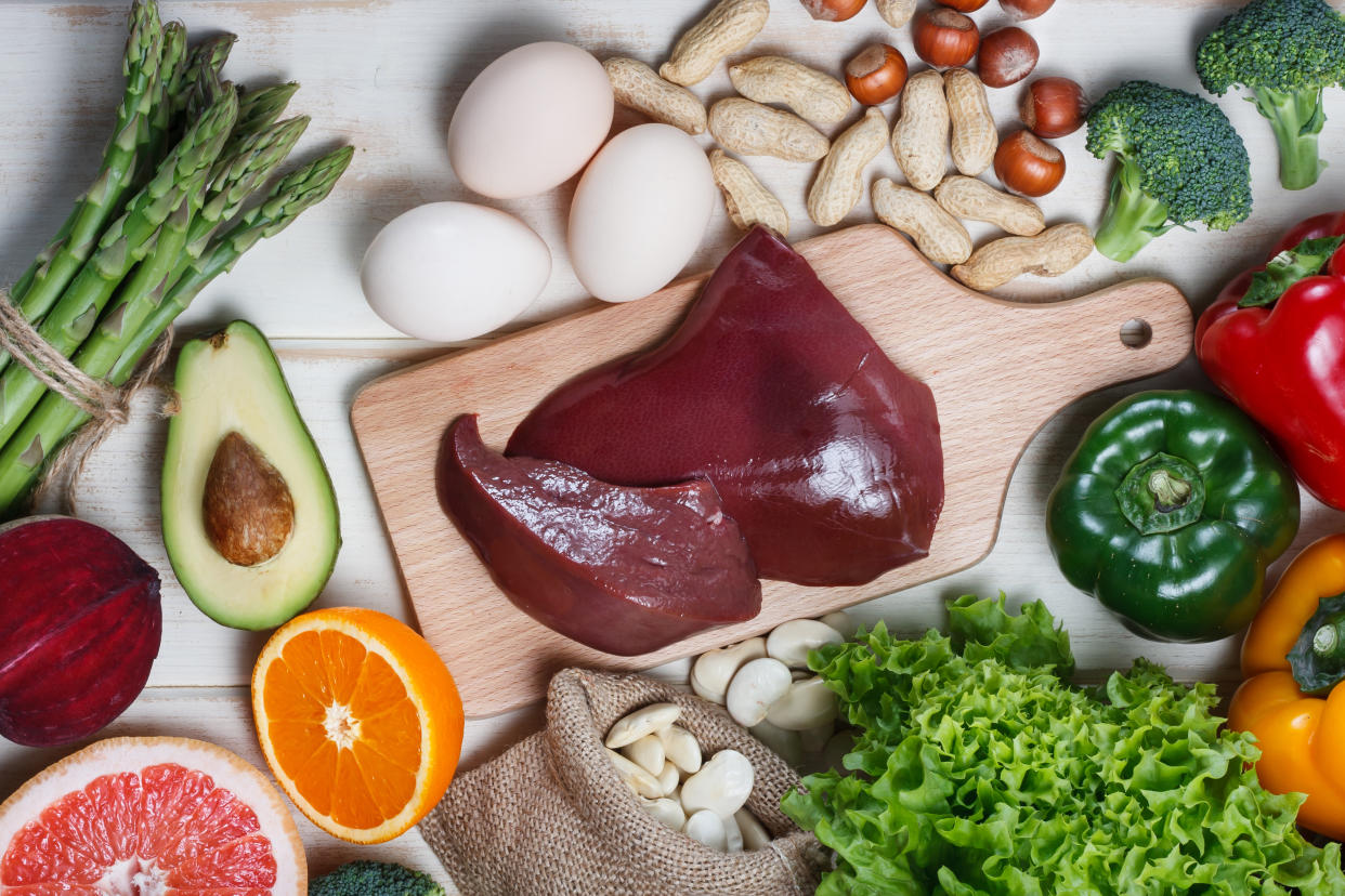 Fuentes naturales de ácido fólico: hígado, espárragos, brócoli, huevos, ensaladas, aguacate, nueces, naranjas, remolacha y frijoles. (Getty Images)