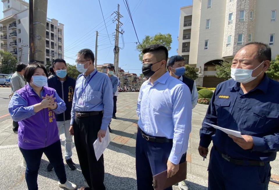 台中市副議長顏莉敏與前立委顏寬恒昨日邀相關單位到沙鹿區台灣大道六段與正英路口會勘，急需改善的縮減路幅、增加標示等設施。（記者陳金龍攝）