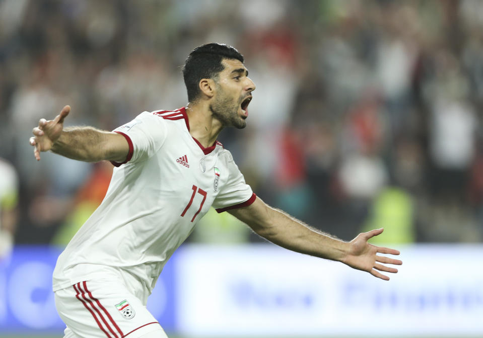 ARCHIVO - El delantero iraní Mehdi Taremi festeja tras anotar un gol en los cuartos de final de la Copa Asiática de la AFC ante China, en el Estadio Mohammed Bin Zayed de Abu Dabi, Emiratos Árabes Unidos, el 24 de enero de 2019. (AP Foto/Kamran Jebreili)