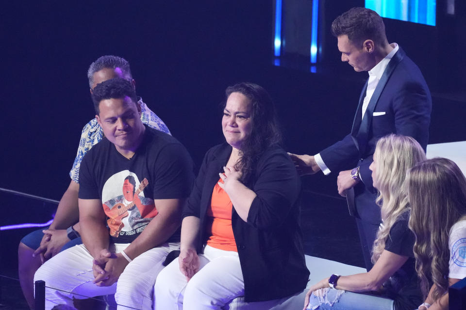 Iam Tongi's proud mother, the recently widowed Lillie Tongi, in the audience with Ryan Seacrest on the 'American Idol' Season 21 finale. (Photo: ABC/Eric McCandless)