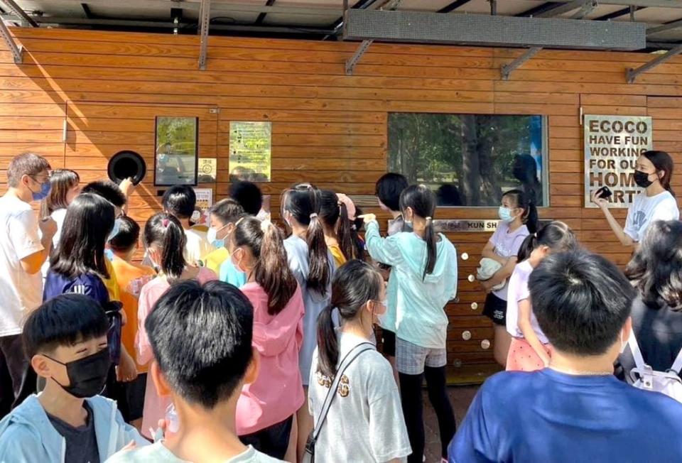 永康大灣國小學生在崑大綠色教育活動中，體驗ＥＣＯＣＯ太陽能板驅動智能回收機。（記者汪惠松攝）