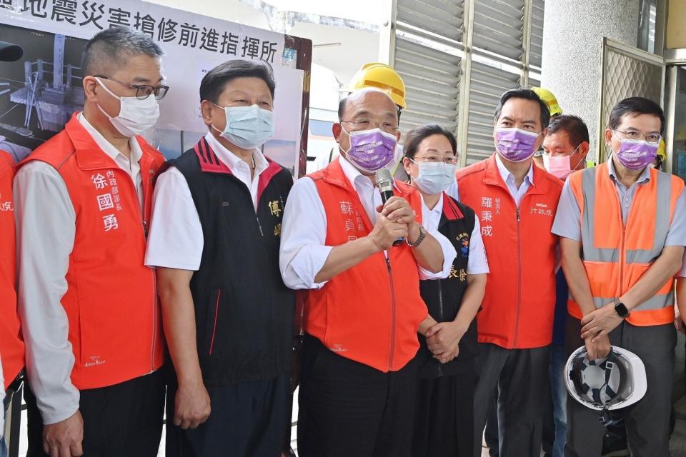 行政院長蘇貞昌19日視察東里火車站受損情形。（資料照片）   圖：行政院提供