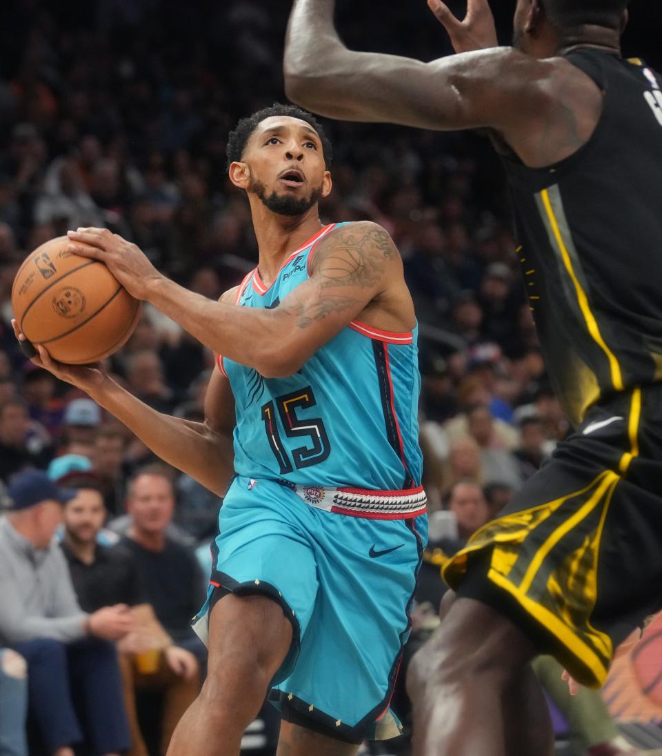 Nov 16, 2022; Phoenix, AZ, USA; Phoenix Suns guard 	Cameron Payne (15) drives past Golden State Warriors forward JaMychal Green (1) at Footprint Center.