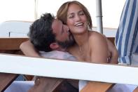 <p>¡Como luna de miel! <strong>Jennifer López</strong> y<strong> Ben Affleck</strong> se dejaron ver muy enamorados en Italia. La Diva del Bronx lucía tan feliz como siempre con el actor estadounidense durante un paseo por Nerano, donde llegaron a bordo de un mega yate.</p>