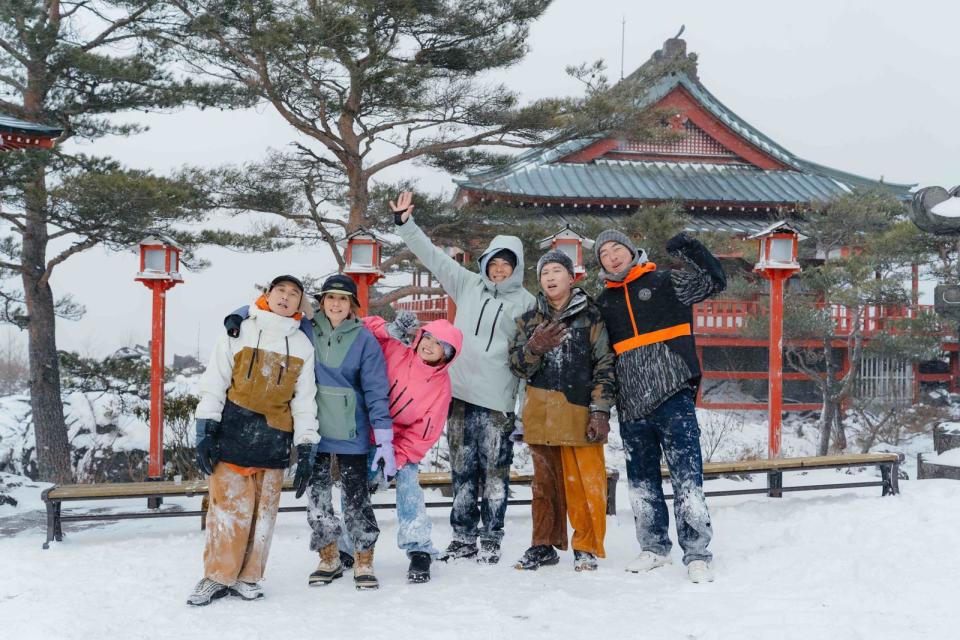 浩子（左起）、莎莎、吳映潔、姚元浩、張立東、郭泓志許願成功前進日本輕井澤。（好看娛樂提供）