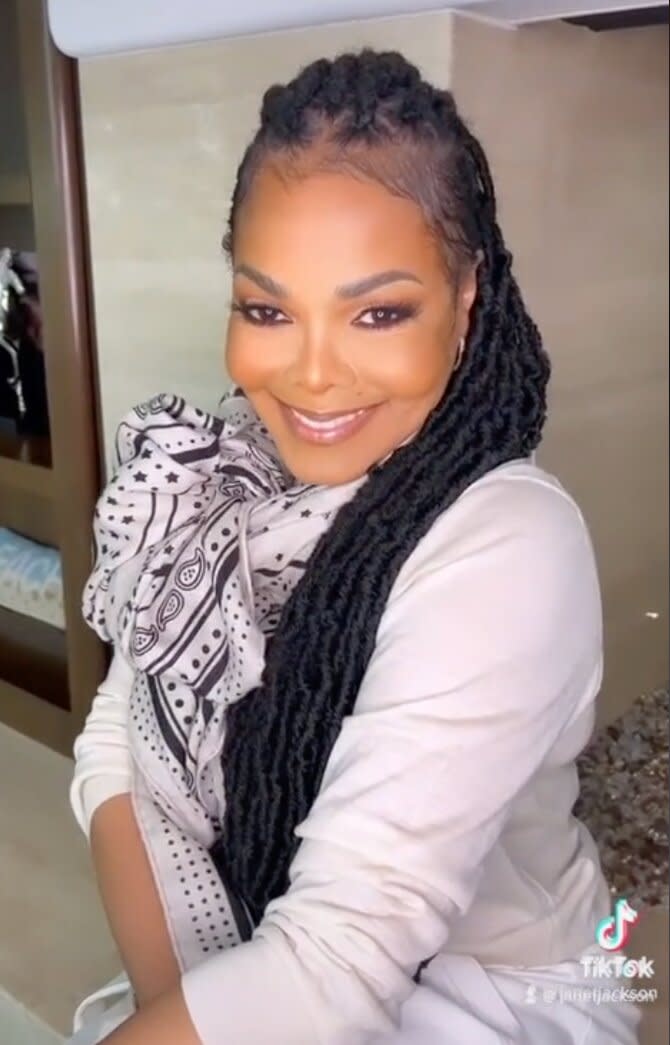 pakke tåge kan opfattes Janet Jackson Shows Her Transformation from Makeup-Free to Full Glam in  TikTok Video