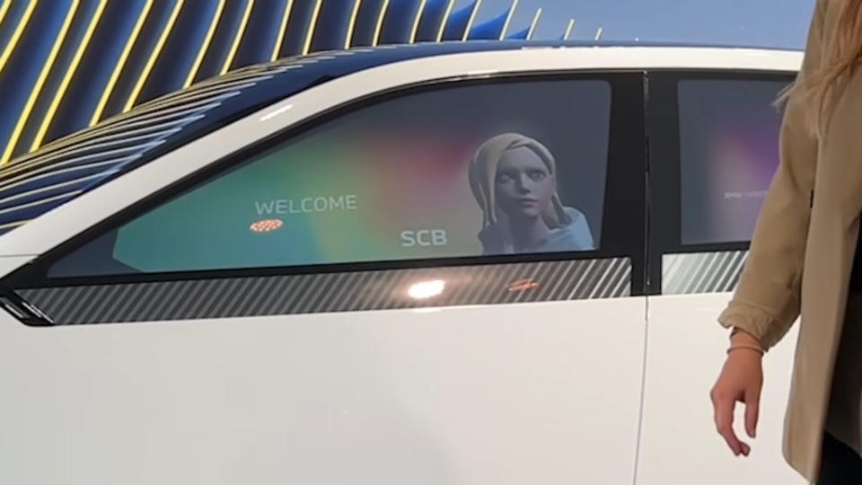 透過動畫的顯示可以營造出車內有人的狀況，車內人物動畫甚至還會注視車外行人達到互動的效果。(圖片來源/ Supercar Blondie YT)