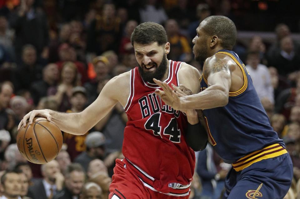 Chicago Bulls' Nikola Mirotic (44) drives past Cleveland Cavaliers' James Jones (1) in the first half of an NBA basketball game, Saturday, Feb. 25, 2017, in Cleveland. (AP Photo/Tony Dejak)