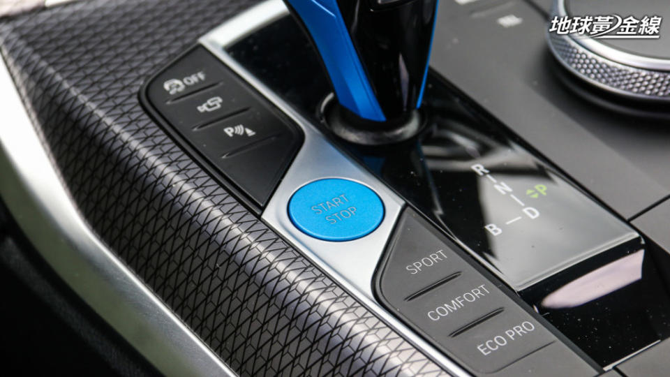 i4將車輛啟動鈕改為藍色。(攝影/ 陳奕宏)