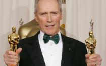 Als er für "Million Dollar Baby" seinen zweiten Regie-Oscar erhielt, war Eastwood mit 74 Jahren der dienstälteste Regisseur, der jemals die begehrte Trophäe bekam. Den Rekord muss man ihm erst einmal wieder nehmen! Schauspielerin Hilary Swank profitierte auch von Eastwoods Können: Sie bekam für ihre Darstellung der Boxerin Maggie ihren zweiten Oscar. (Bild: Jeff Haynes / AFP via Getty Images)