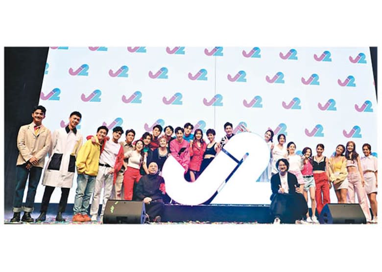 C君率領大班年輕藝員，與J2新Logo合照。