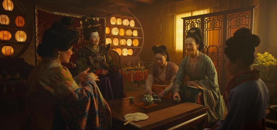 《花木蘭》參考許多華人文化元素，不過劉亦菲與鄭佩佩等人的妝容一曝光卻令不少觀眾失笑。（迪士尼提供）