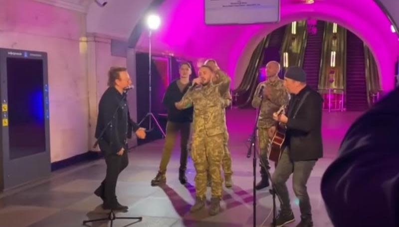 愛爾蘭搖滾樂隊U2主唱Bono和吉他手The Edge出現在烏克蘭地鐵站，為遭戰火摧殘的人們獻唱。（翻攝Youtube）