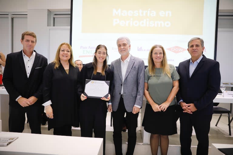 Magalí Mayo con su diploma de graduada