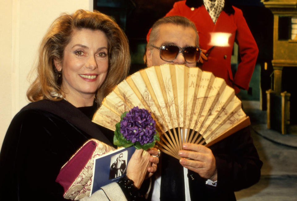 <p>Même si elle a été l’amie et la muse d’Yves Saint-Laurent, Catherine Deneuve a également travaillé avec Karl Lagerfeld. </p>