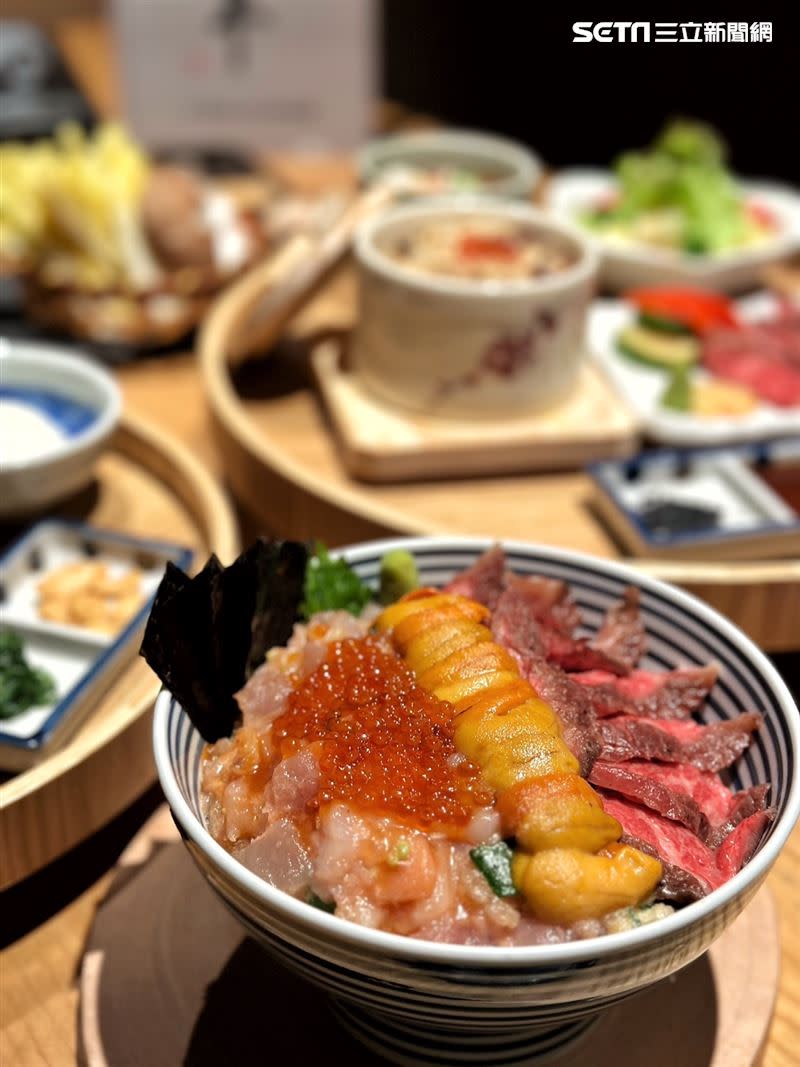 「日本橋海鮮丼辻半」首次推出肉料理「焱海膽牛排珠寶盒」。（圖／記者劉沛妘攝影）