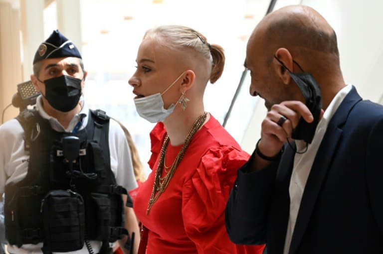 Mila (c), une adolescente française victime de cyberharcèlement, avec son avocat Richard Malka (d) arrive au palais de justice de Paris pour le jugement de son affaire, le 3 juin 2021 - Bertrand GUAY © 2019 AFP