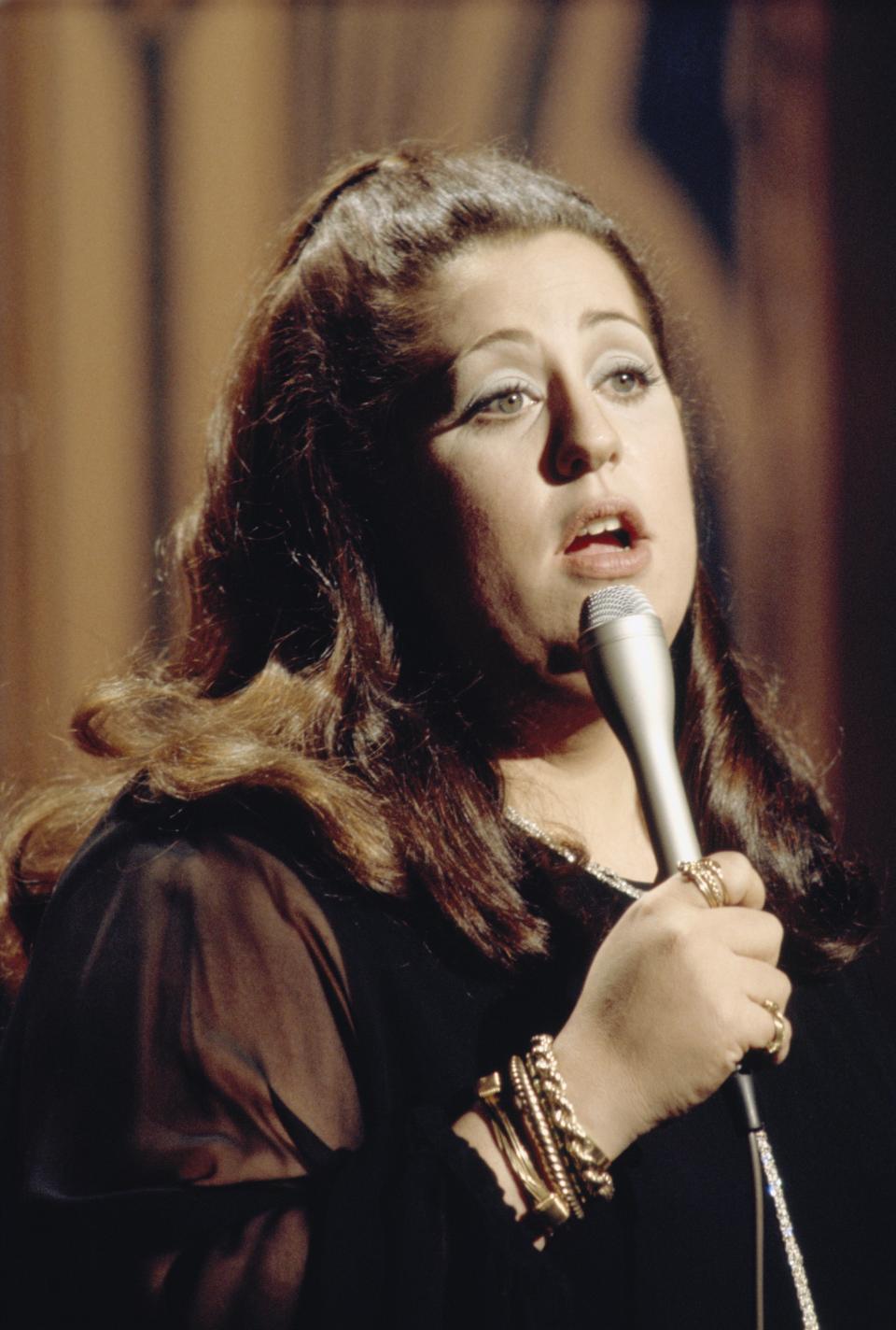 THE TONIGHT SHOW STARRING JOHNNY CARSON -- Aired 01/26/1973 -- Pictured: Guest host Mama Cass Elliot performs -- Photo by: NBCU Photo Bank