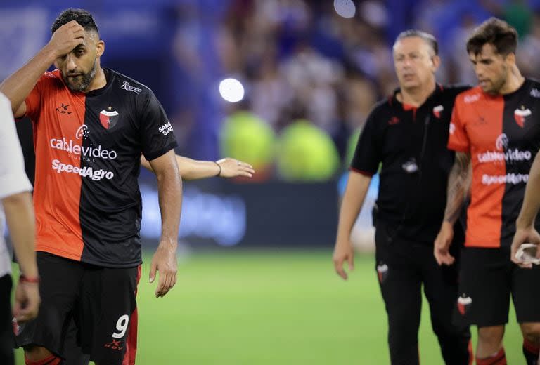 Wanchope Ábila y Emmanuel Mas: gestos sombríos tras la derrota de Colón a manos de Vélez; los goles de Banfield a Gimnasia le dieron una oportunidad más al club santafesino.