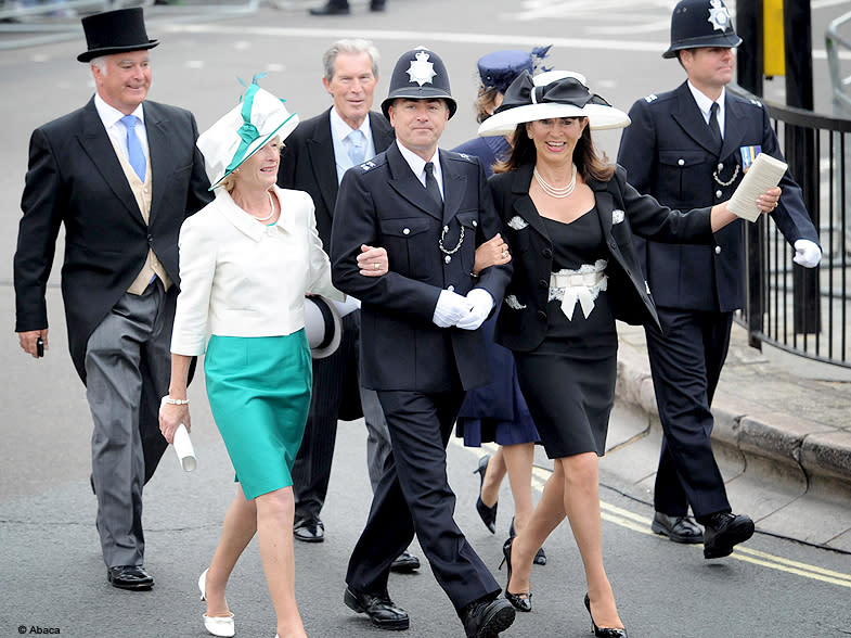 <p>Un policier escorte les invités vers l’abbaye de Westminster où le mariage est célébré.</p> <br>