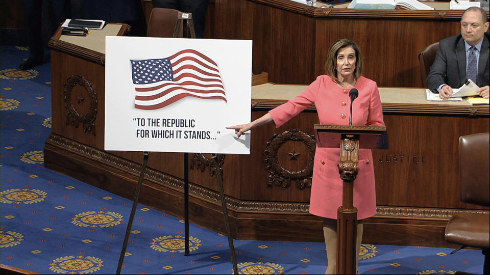 Imagen tomada de un video de la presidenta de la Cámara de Representes, Nancy Pelosi, mientras la cámara baja debate la resolución del juicio político en el Capitolio en Washington, el miércoles 15 de enero de 2020. (House Television vía AP)