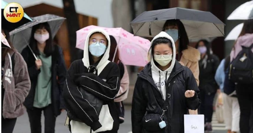 今（23日）水氣偏多影響，台灣北部及東半部地區有局部短暫雨，中部地區及南部山區亦有零星短暫雨。（示意圖／張文玠攝影）