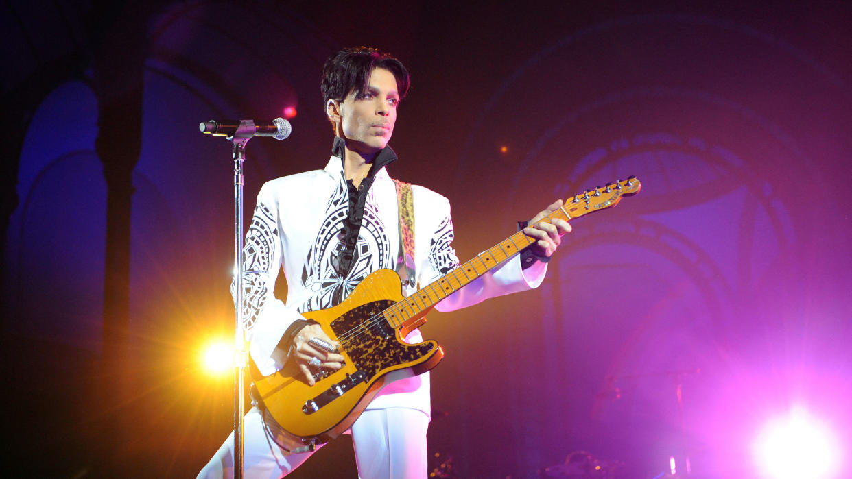  US singer Prince performs on October 11, 2009 at the Grand Palais in Paris. Prince has decided to give two extra concerts at the Grand Palais titled "All Day/All Night" after he discovered the exhibition hall during Karl Lagerfeld's Chanel fashion show. 