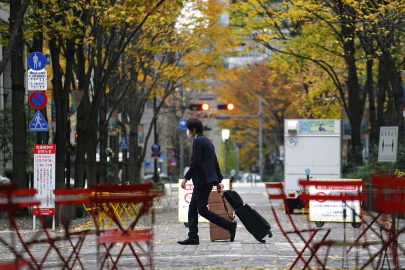 新冠疫情之下的東京街頭。（美聯社）