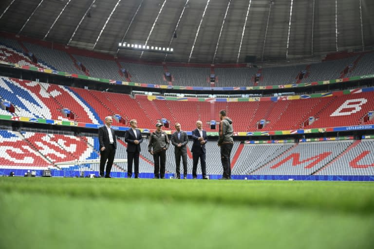 El canciller alemán, Olaf Scholz (2º drcha.), y el exfutbolista y responsable del comité organizado de la Eurocopa de Alemania, Philipp Lahm (c), visitan el estadio de Múnich el 3 de junio de 2024 (Lukas Barth)