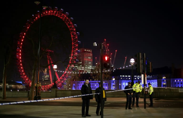 Police stand guard near the cordoned-off Victoria Embankment in London on January 19, 2017, following the discovery of a suspected World War II bomb in the River Thames between Westminster Bridge and Waterloo Bridge