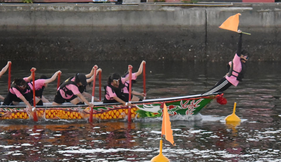 台南二中校友總會在小型龍舟公開女子組達成三連霸。（記者陳治交攝