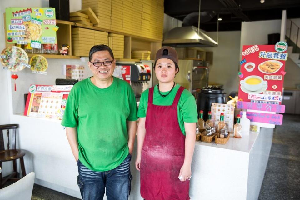 劉敏安（左）因思鄉情切，毅然離開台北，拿著一身好手藝，回花蓮開創意披薩店。