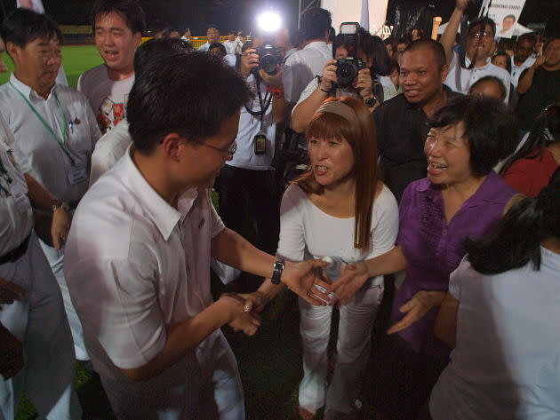 Choo interacted with the supporters at the stadium after the rally. (Yahoo! Singapore/ Alvin Ho)