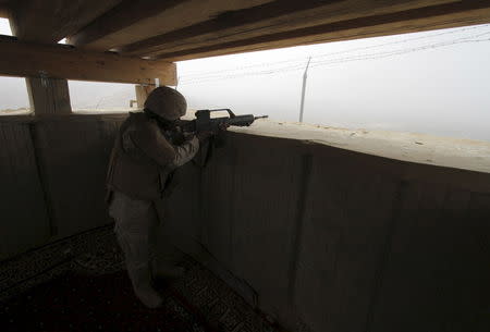 A Saudi soldier takes up a position at the Saudi border with Yemen April 13, 2015. REUTERS/Faisal Al Nasser