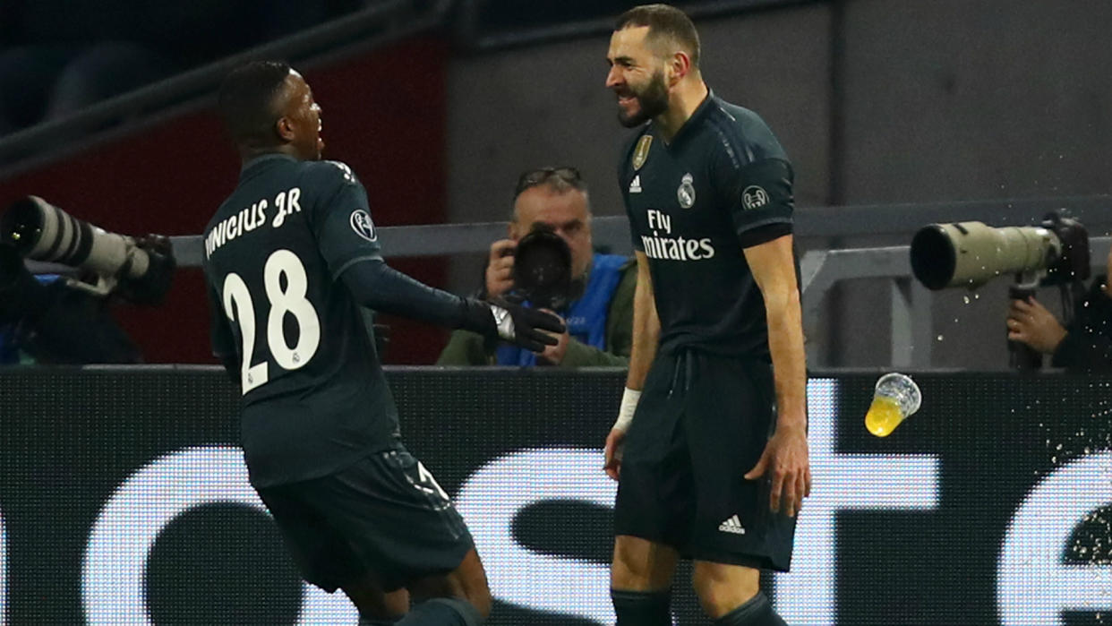 Vinicius y Benzema celebran el 0-1 del Real Madrid en Amsterdam Arena. | Foto: Getty