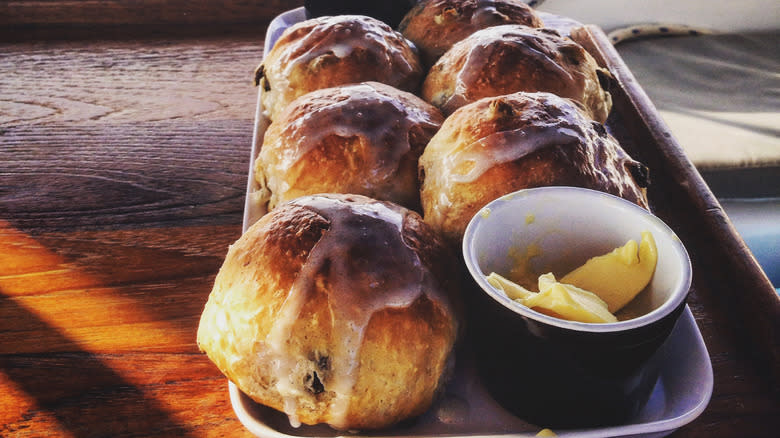 Hot cross buns with icing