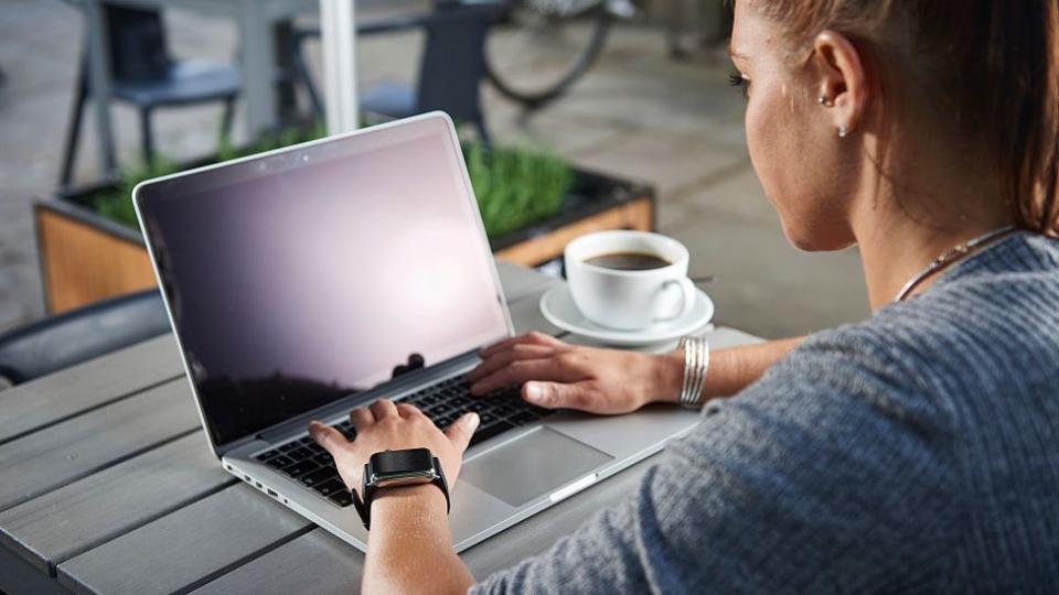 Mujer usando su computadora protátil.