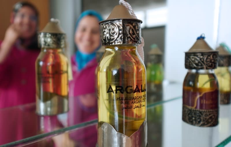 Botellas de aceite de argán son exhibidas en una sala de ventas de la Cooperativa Agrícola Femenina Taitmatine, en Agadir