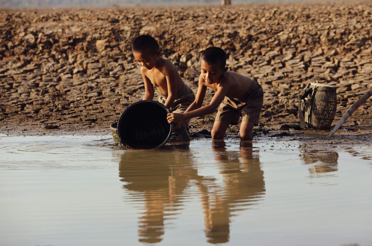 <a href="https://www.shutterstock.com/es/image-photo/asian-boy-dry-area-using-plastic-1655705089" rel="nofollow noopener" target="_blank" data-ylk="slk:Boonchoke / Shutterstock;elm:context_link;itc:0;sec:content-canvas" class="link ">Boonchoke / Shutterstock</a>