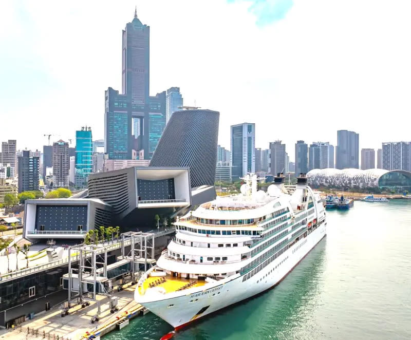 ▲璽寶奧德薩號(Seabourn Odyssey)郵輪首航高雄港，泊靠高雄港旅運中心。(圖／高雄港務分公司提供)