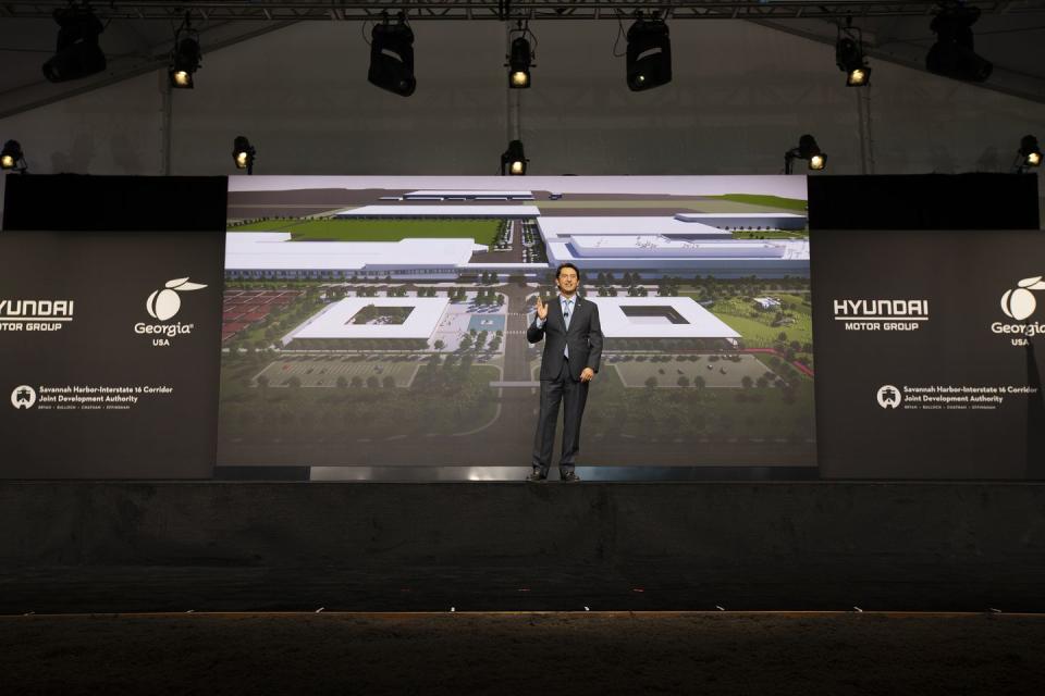 hyundai motor north america ceo josé muñoz at groundbreaking