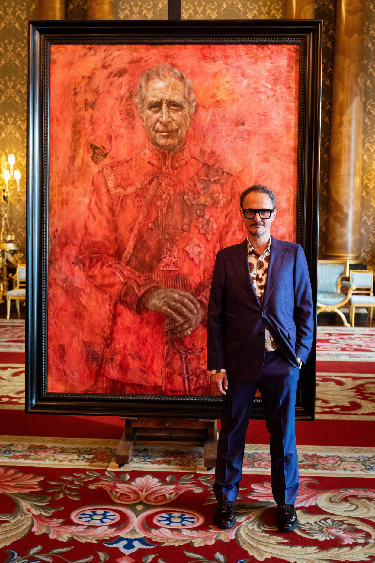 Jonathan Yeo à côté du portrait du roi Charles III qui a réalisé, le 14 mai 2024.