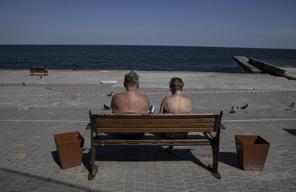 Las playas de Ucrania se convierten en un respiro de la guerra para sus habitantes