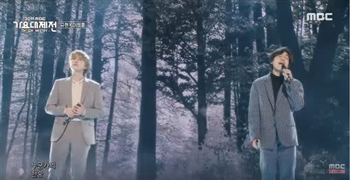 圭賢與李碩薰演唱鐘鉉創作的歌曲〈嘆息〉。（圖／翻攝自YouTube、IG）