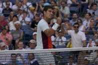 Carlos Alcaraz reacciona durante el partido contra Federico Coria en la segunda ronda del US Open, el jueves 1 de septiembre de 2022, en Nueva York. (AP Foto/Mary Altaffer)