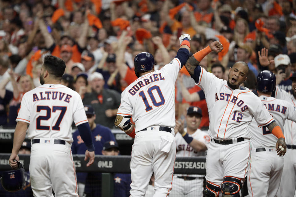 El cubano Yuli Gurriel, de los Astros de Houston, festeja luego de conectar un jonrón de tres carreras ante los Yanquis de Nueva York, en el sexto juego de la Serie de Campeonato de la Liga Americana, el sábado 19 de octubre de 2019 (AP Foto/Eric Gay)