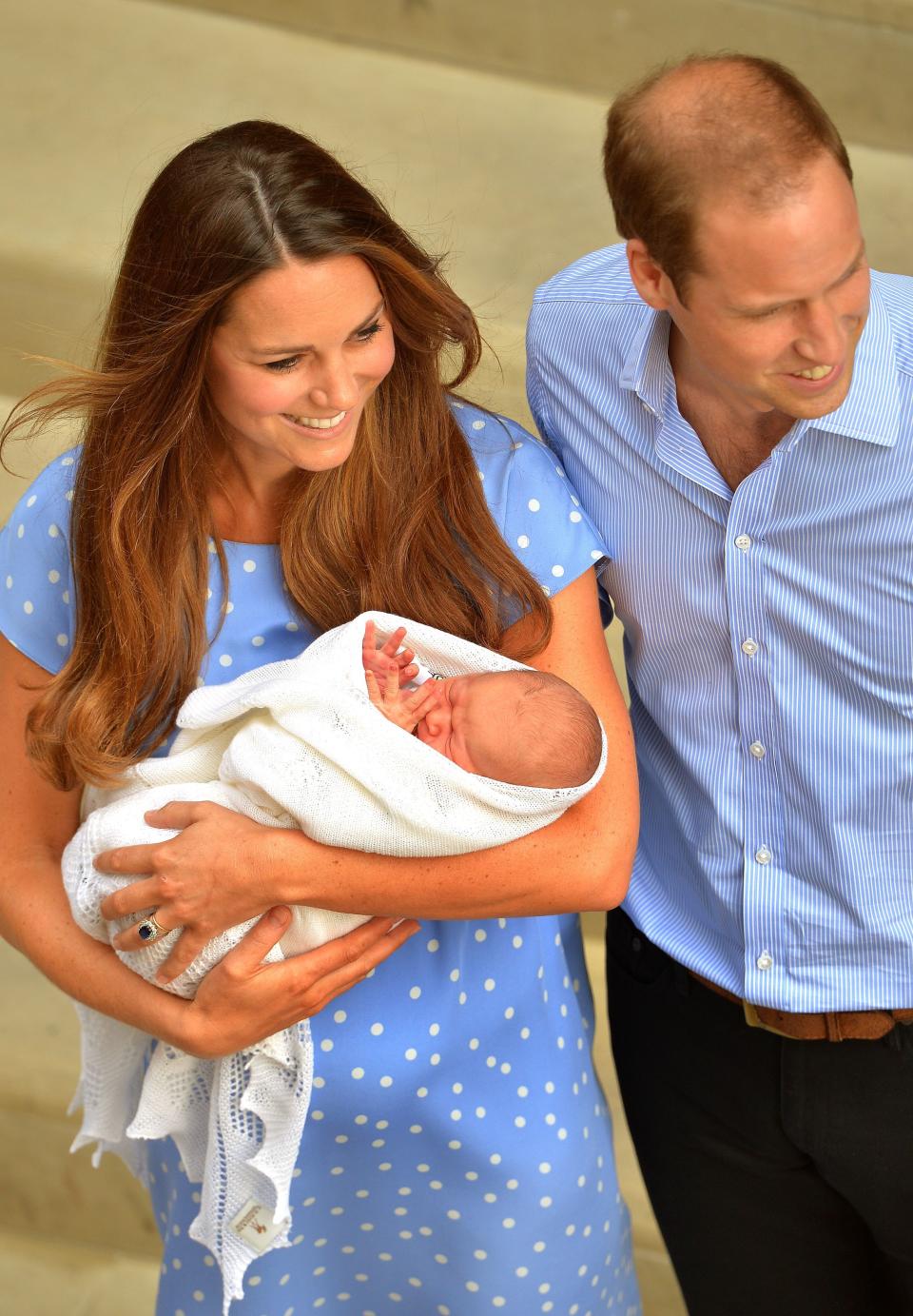 <p>Le 23 juillet 2013, le lendemain de sa naissance, le visage du prince George est dévoilé au monde entier, devant la clinique St. Mary. Emmitouflé dans son linge, le nouveau-né effectue son premier salut royal.</p><br>