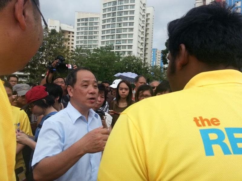 Workers' Party secretary general Low Thia Kiang speaking to Reform Party supporters. (Yahoo! photo)